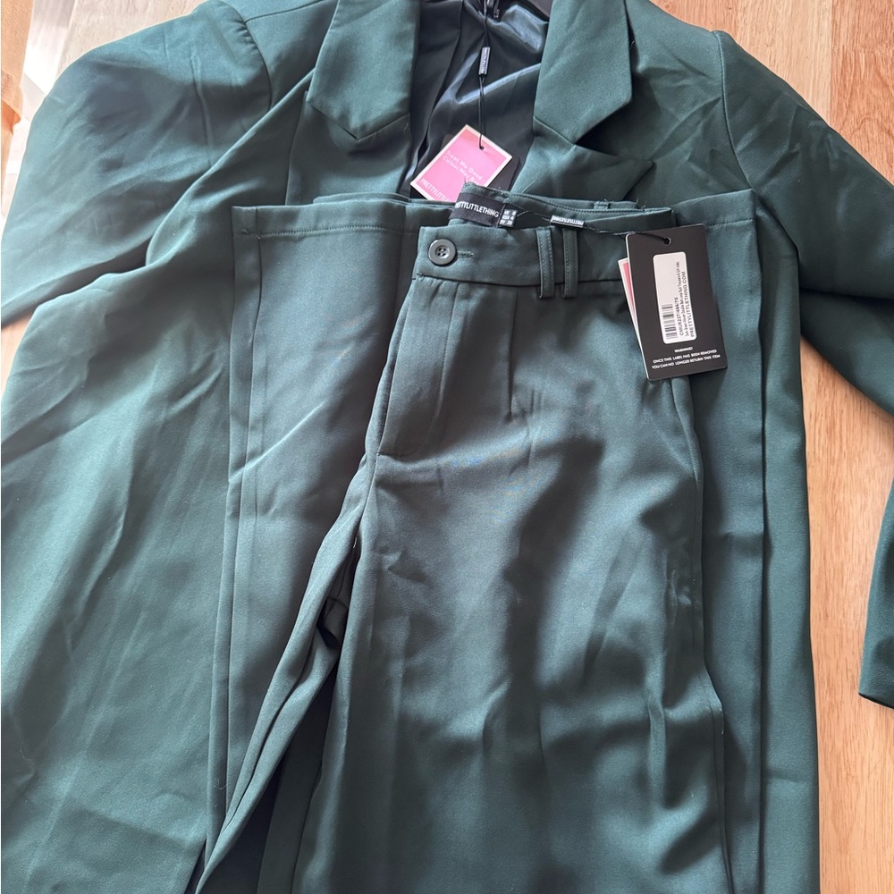PrettyLittleThing Dark Green Suit Set! Pants 4- jacket 2. Oversized fit